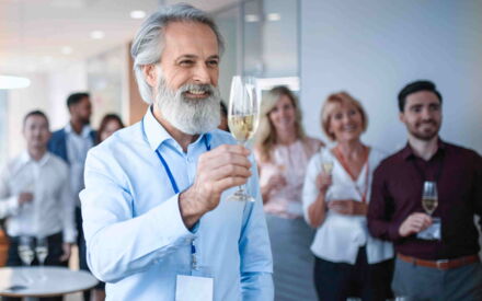 Un homme lève son verre et porte un toast lors d'un événement de réseautage