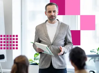 Manager präsentiert Kompetenzentwicklung und HR-Kennzahlen vor einem Team