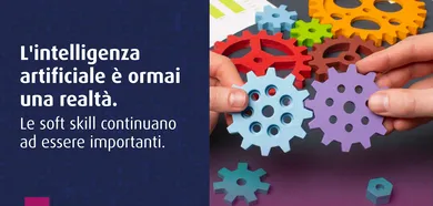 Banner con il testo “KI è arrivato. Le competenze trasversali continuano ad essere importanti" e ingranaggi colorati tenuti in mano.