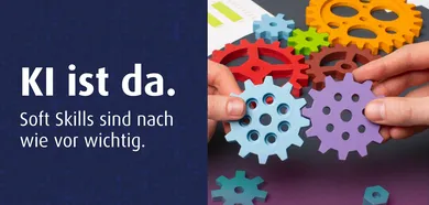 Frau mit Kopfhörern sitzt frustriert vor einem Laptop am Schreibtisch – Symbolbild für psychologische Hürden beim Lernen im Erwachsenenalter