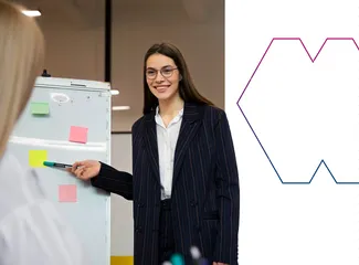 Projektmanagerin erklärt Aufgaben am Whiteboard während einer Schulung
