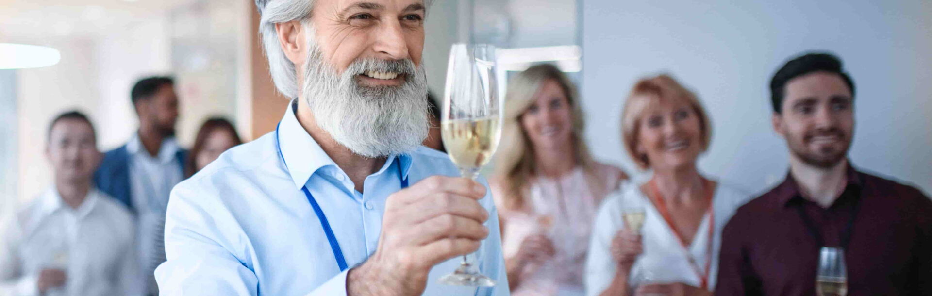 Un homme lève son verre et porte un toast lors d'un événement de réseautage