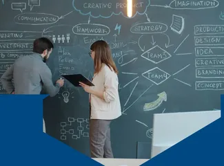 Équipe projet discutant des stratégies de gestion des risques