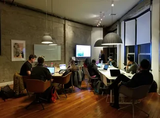 Mitarbeitertraining im Büro für kontinuierliches Lernen.