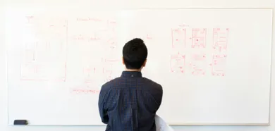 Frauen, die von zu Hause aus arbeiten und mit Kollegen im Büro chatten, was hybrides Arbeiten zeigt