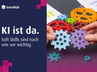 Frau mit Kopfhörern sitzt frustriert vor einem Laptop am Schreibtisch – Symbolbild für psychologische Hürden beim Lernen im Erwachsenenalter