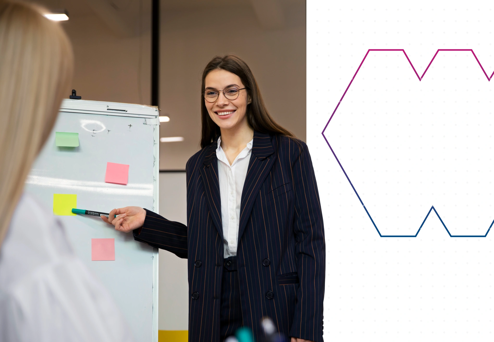 Cheffe de projet explique des tâches au tableau lors d’une formation