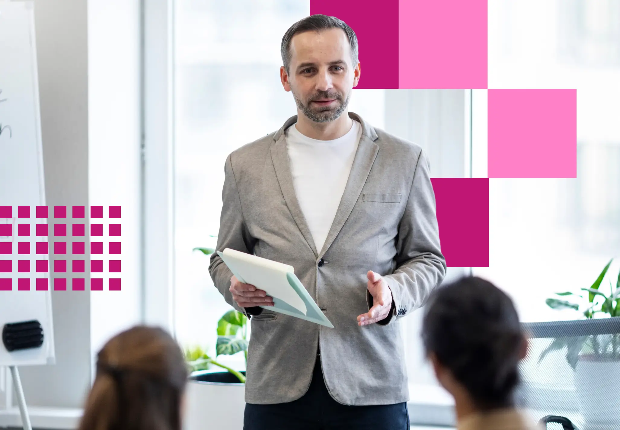 Manager präsentiert Kompetenzentwicklung und HR-Kennzahlen vor einem Team