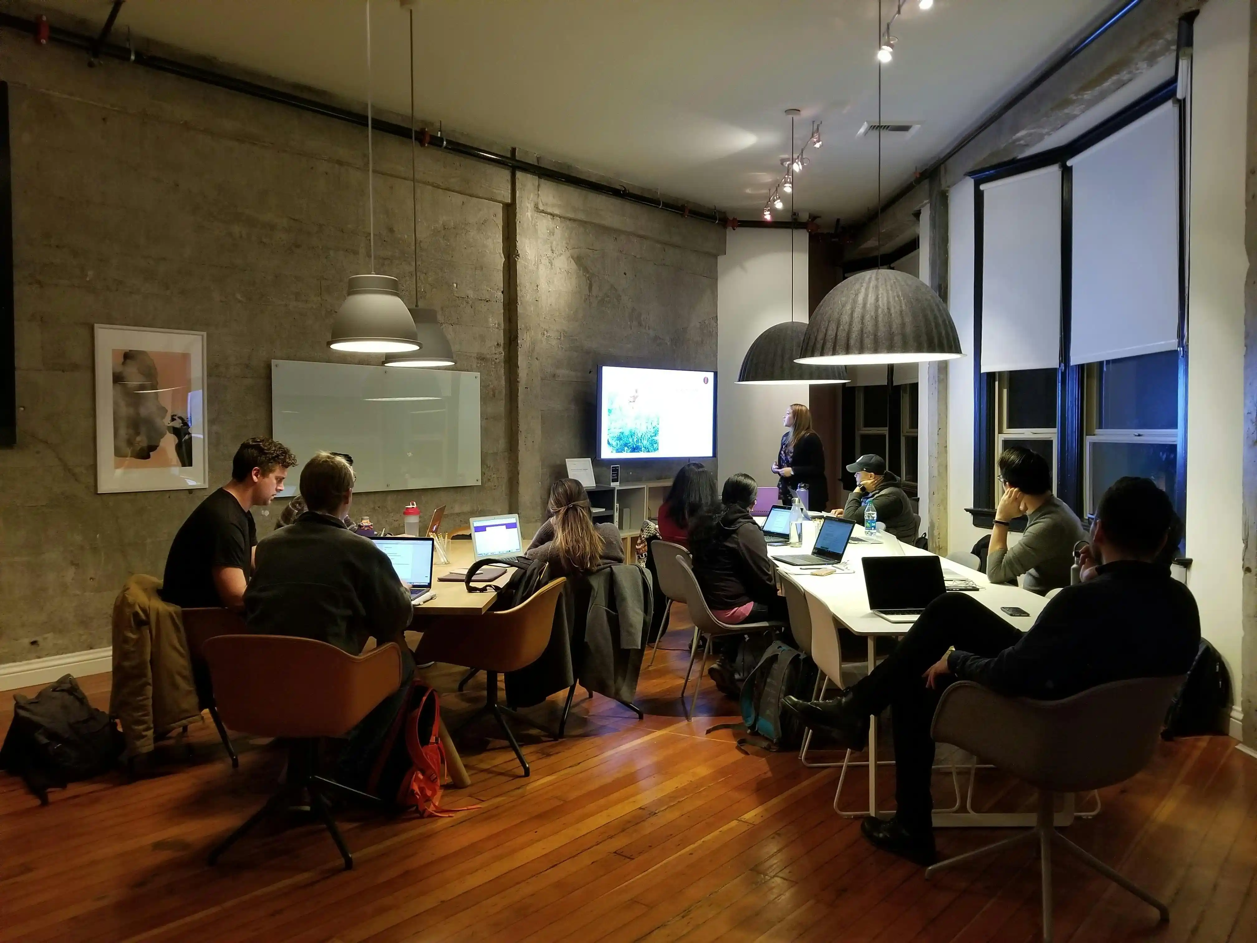 Mitarbeitertraining im Büro für kontinuierliches Lernen.